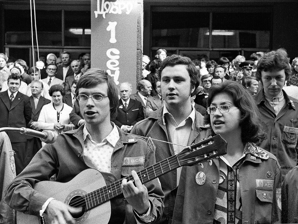 Выступает агитбригада, 1 сентября 1976, г. Москва. День первокурсника МИЭМ.В 1994 году переулку возвращено историческое название Большой Трехсвятительский.