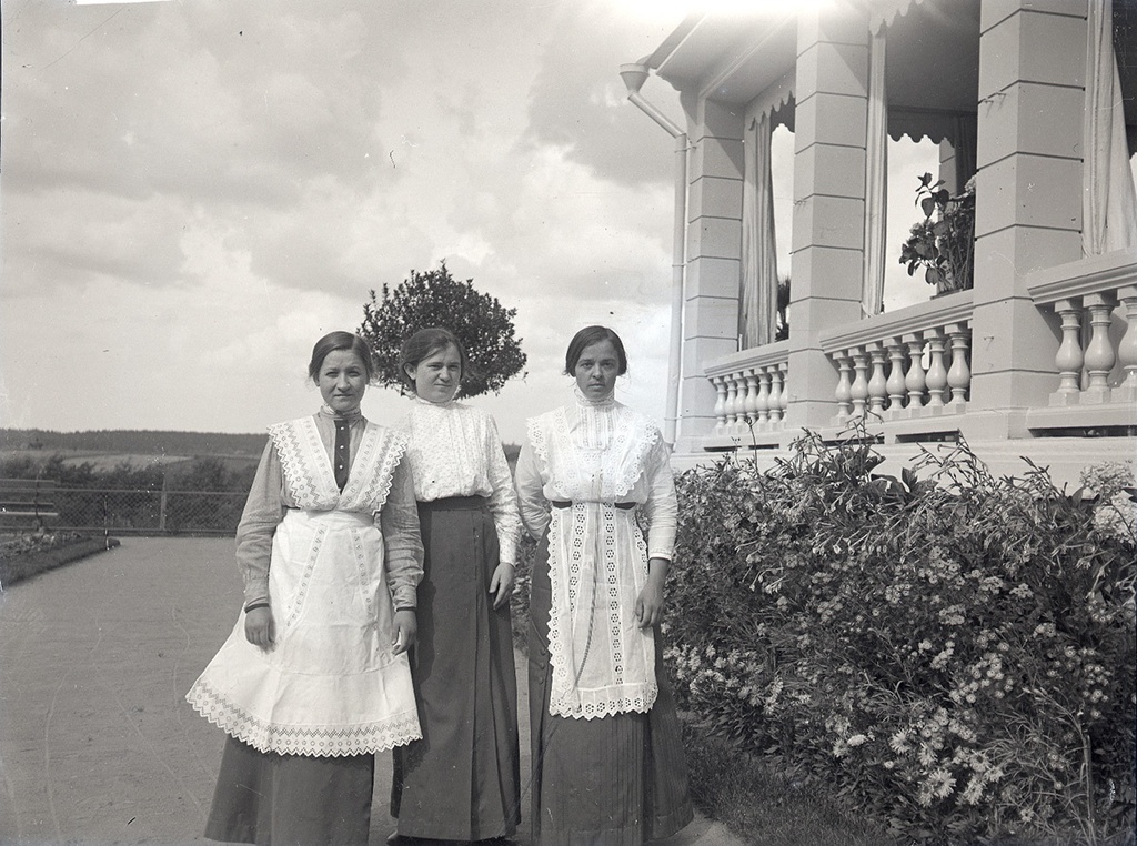 Усадьба »Солнцево». Три женщины (прислуга) рядом с домом, 1910-е, Московская губ., усадьба Солнцево. Выставка «Дача мечты. Солнцево на Клязьме» с этой фотографией.