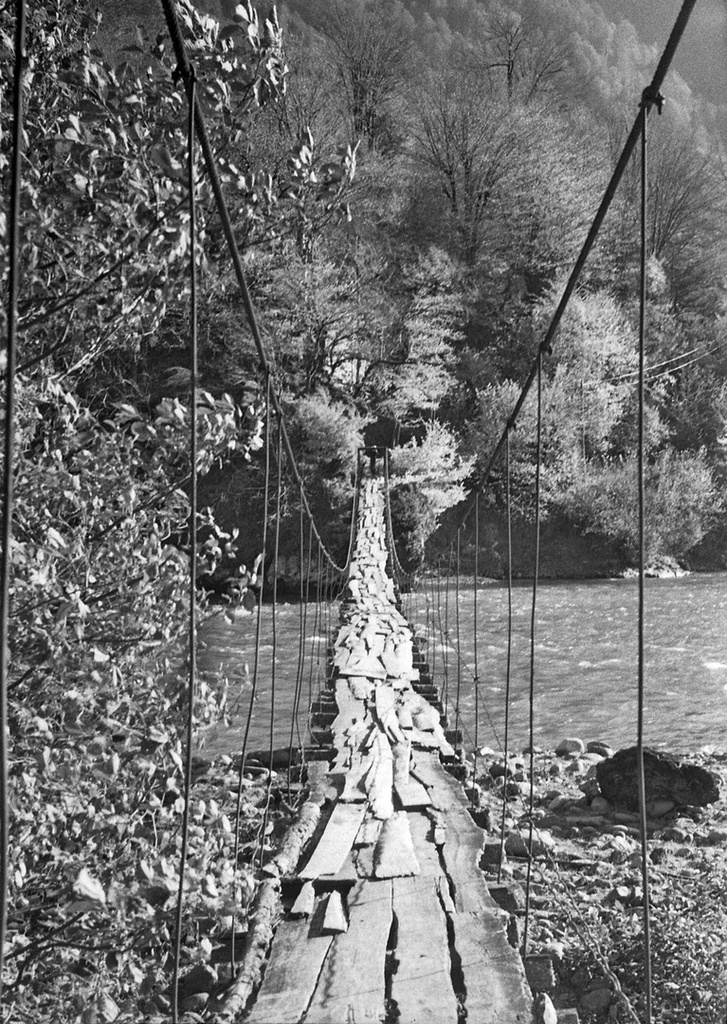 Висячий мост, ноябрь 1977, Абхазская АССР, река Кодор. Выставка «Абхазия» с этой фотографией.