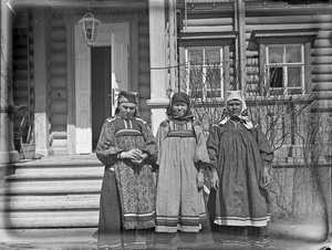 Три крестьянские женщины. «Рязанские кособрюхие», 19 апреля 1898, Московская губ., Богородский у., усадьба Тимофеевка. У Ивана Сахарова в «Сказаниях русского народа», действительно, упоминаются «племена», жившие «по соседству с головотяпами». При этом, разъясняет Сахаров, «моржеедами» назывались архангельцы, «гущеедами» и «долбежниками» – новгородцы, «клюковниками» – владимирцы, «куролесами» – брянцы, «вертячими бобами» – муромцы, «лягушечниками» – дмитровцы, «лапотниками» – клиновцы, «чернонебными» – коломенцы, «проломленными головами» – орловцы, «слепородами» – пошехонцы, «вислоухими» – ростовцы, «кособрюхими» – рязанцы, «ряпушниками» – тверитяне, «заугольниками» – холмогорцы, «рукосуями» – чухломцы (т. 1, кн. 2, СПб. 1841, раздел — «Русские народные присловья»), «лукоедами» – арзамасцы, «крошевниками» – капорцы (т. 2, кн. 7, СПб. 1849, раздел – «Дополнения ко второй книге сказаний русского народа. Русские народные присловья»).Выставки&nbsp;«Россия в последнее десятилетие XIX века» и «Дореволюционная Россия: крестьянская жизнь» с этой фотографией.