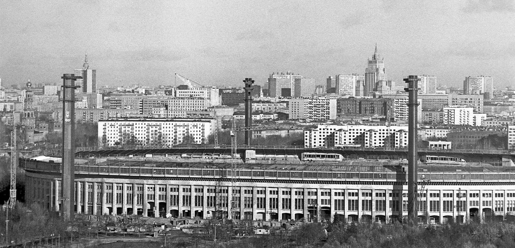 Вид на Москву с площадки на Ленинских горах, август 1977, г. Москва. Ныне Воробьевы горы.Выставка «Без фильтров–2. Любительская фотография 70-х» и видео «Стадион "Лужники"» с этой фотографией.