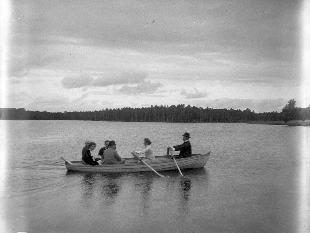 Компания в лодке, 1890 - 1909