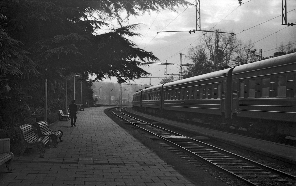 Сухумский железнодорожный вокзал, ноябрь 1977, Абхазская АССР, г. Сухум. Выставки:&nbsp;«Без фильтров–2. Любительская фотография 70-х»,&nbsp;«Абхазия» с этим снимком.