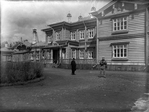 Фотограф на фоне усадьбы Дмитрия Четверикова, 18 апреля 1898, Московская губ., Богородский у., усадьба Тимофеевка