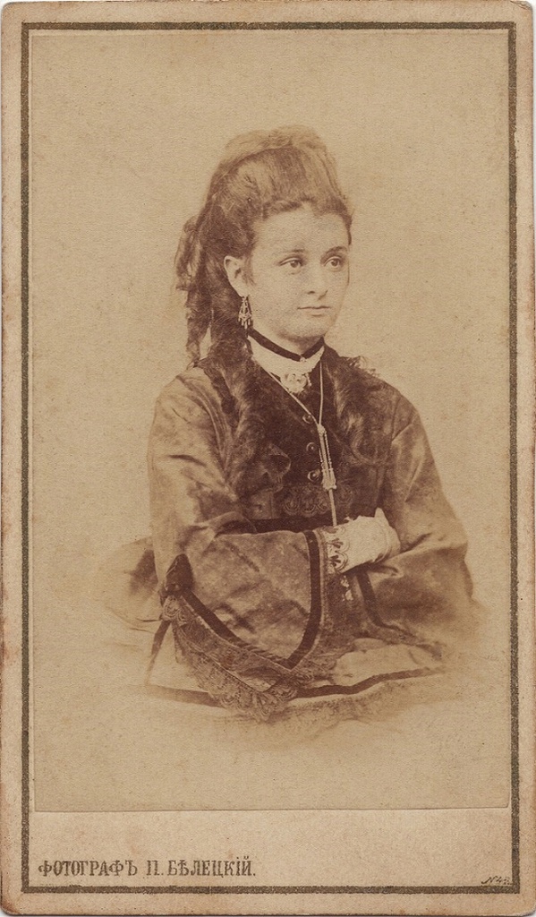 Портрет девушки, 1 мая 1873 - 31 декабря 1876, Кубанская обл., г. Екатеринодар. «Петр Степанович Белецкий, мещанин города Винницы, получил разрешение Екатеринодарской Городской Думы на открытие фотографии в доме Рыльского, на улице Графской (ныне Советской) напротив армянской церкви, в апреле 1873 года.&nbsp;В 1876 году у фотографа появилось еще одно ателье возле Областного правления, на улице Красной.&nbsp;В 1890 году городские власти присвоили ему звание Личного почетного гражданина города Екатеринодара. За поднесение своих снимков императору Александру III в 1888 году Белецкий удостоен крестом с бриллиантами. Снимал до 1898 года.» (Борис Николаевич Устинов).&nbsp;Екатеринодар – ныне город Краснодар.&nbsp;
