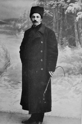 Мужчина в папахе и пальто с плеткой, 1 января 1897 - 1 января 1915