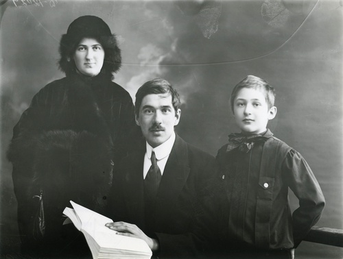 Корней Иванович и Мария Борисовна Чуковские с сыном Николаем, 1910-е