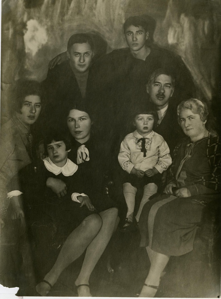Семейный портрет Чуковских, 1929 - 1930. Справа: жена Мария Борисовна, Корней Иванович и внучка Тата (Наталья Николаевна); наверху – Борис и Николай (сыновья); слева: дочь Лида, Марина Николаевна (жена Николая) и на руках дочь Корнея Чуковского Мария (Мурочка).Видеовыставка «Как Корней Чуковский в костер шишки бросал» с этой фотографией.&nbsp;