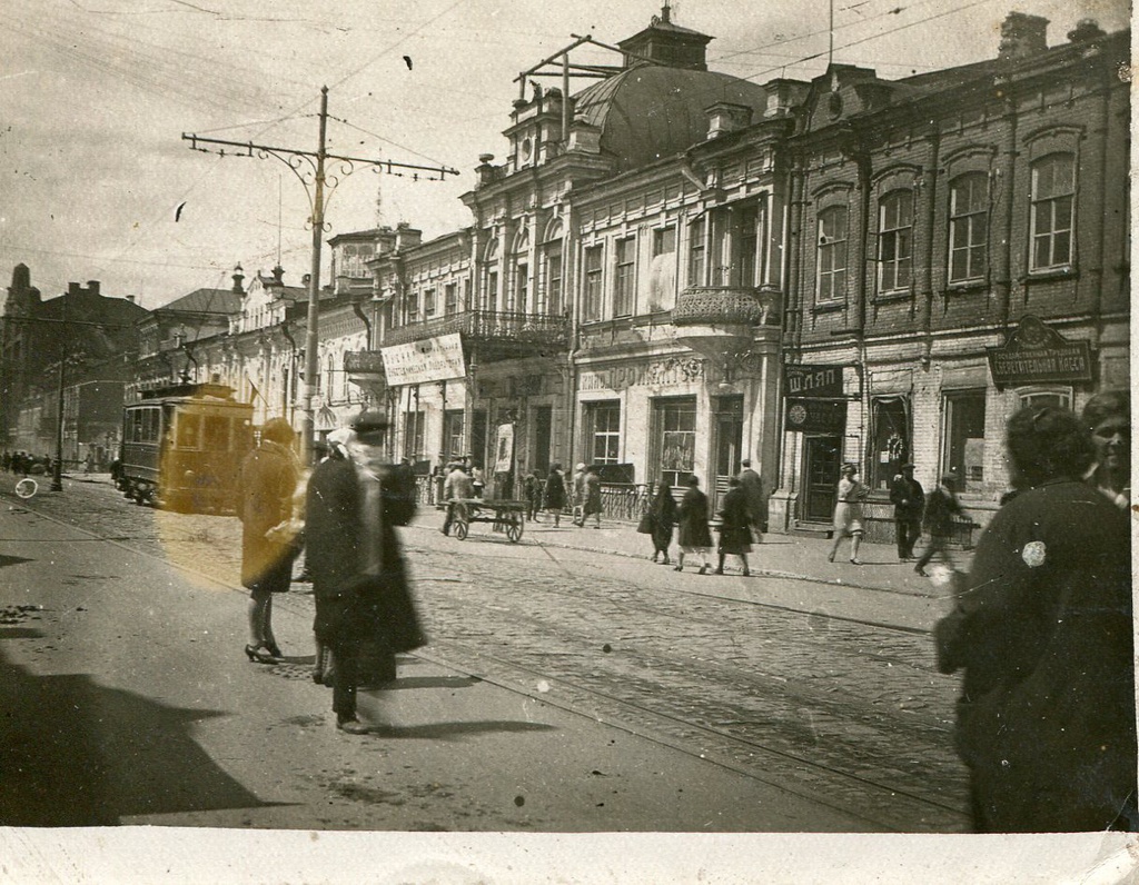 Улица Республики от Александровской. Кинотеатр «Прожектор», 1 мая 1923 - 1 мая 1931, г. Саратов. Фотография из архива Victora Nikolaeva.&nbsp;Выставка «Путешествие в Саратов» с этой фотографией.