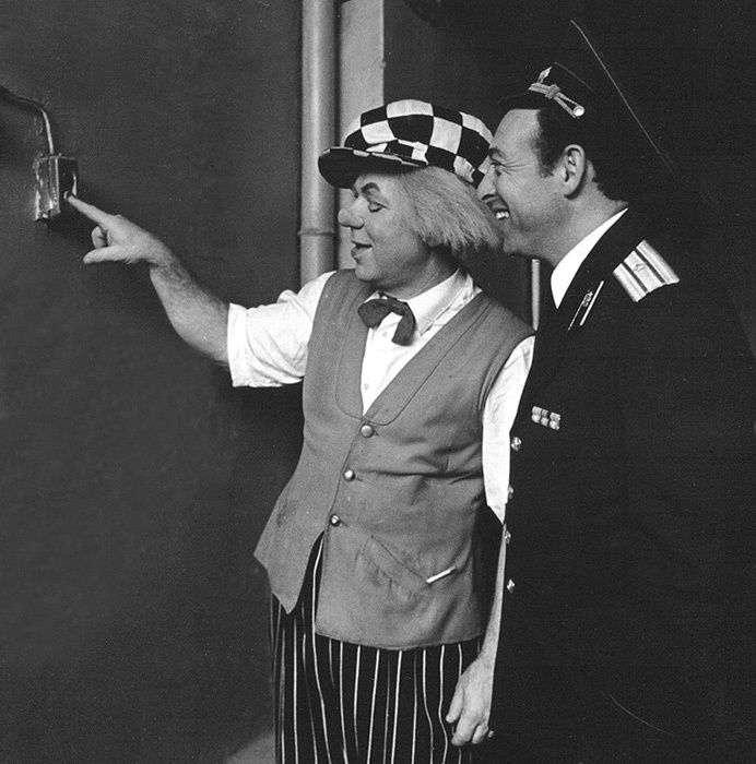 Олег Попов и зритель, 1970 - 1989, Азербайджанская ССР, г. Баку. Майор Ян Шварц пробрался за кулисы чтобы спросить у Олега Константиновича ответ на мучающий его, зрителя, вопрос: - А почему, как только вы появляетесь, все начинают смеяться? Отвечает Клоун: - А вот я сейчас нажму на эту кнопку и не только ты, а и все пожарные будут смеяться!