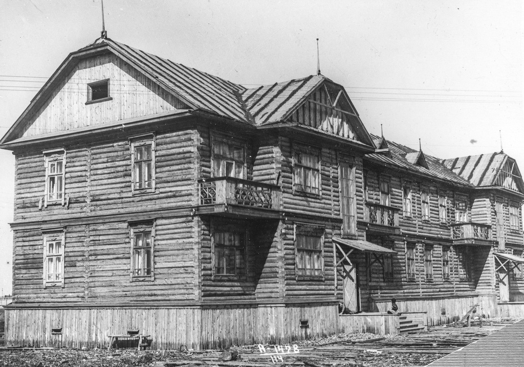 Жилой дом, 2 июня 1940, Архангельская обл., г. Молотовск. Деревянные двухэтажные жилые дома с двумя подъездами, балконами на втором этаже, с выступающими вперед окнами подъезда и комнаты, строились в поселке Судострой в 1936–1937 гг. Район, ограниченный улицами Северная – Железнодорожная – Беломорский – Советская был застроен подобными домами по методу «Экстрастрой», когда плотники рубили себе дома в вечернее время и выходные дни.Город Молотовск в 1957 году переименован в Северодвинск. 