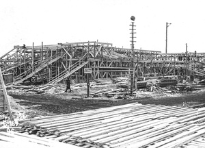 Начало строительства нового театра, 13 апреля 1938, Архангельская обл., пос. Судострой. Одними из первых на будущее строительство приехали актеры. Под первый театр был приспособлен ангар или склад в районе Архангельского проспекта. В конце марта 1938 года этот театр сгорел. Начальник строительства И. Т. Кирилкин пообещал актерам, что новый театр будет построен в кратчайшие сроки. Место для нового строительства было выбрано в районе 3 участка – на пересечении улиц Советской и Пионерской. Строительные работы продолжались круглосуточно 25 дней. На работы были мобилизованы лучшие бригады плотников.Рабочий поселок Судострой в 1938 году получил статус города и название Молотовск. В 1957 году переименован в Северодвинск. 