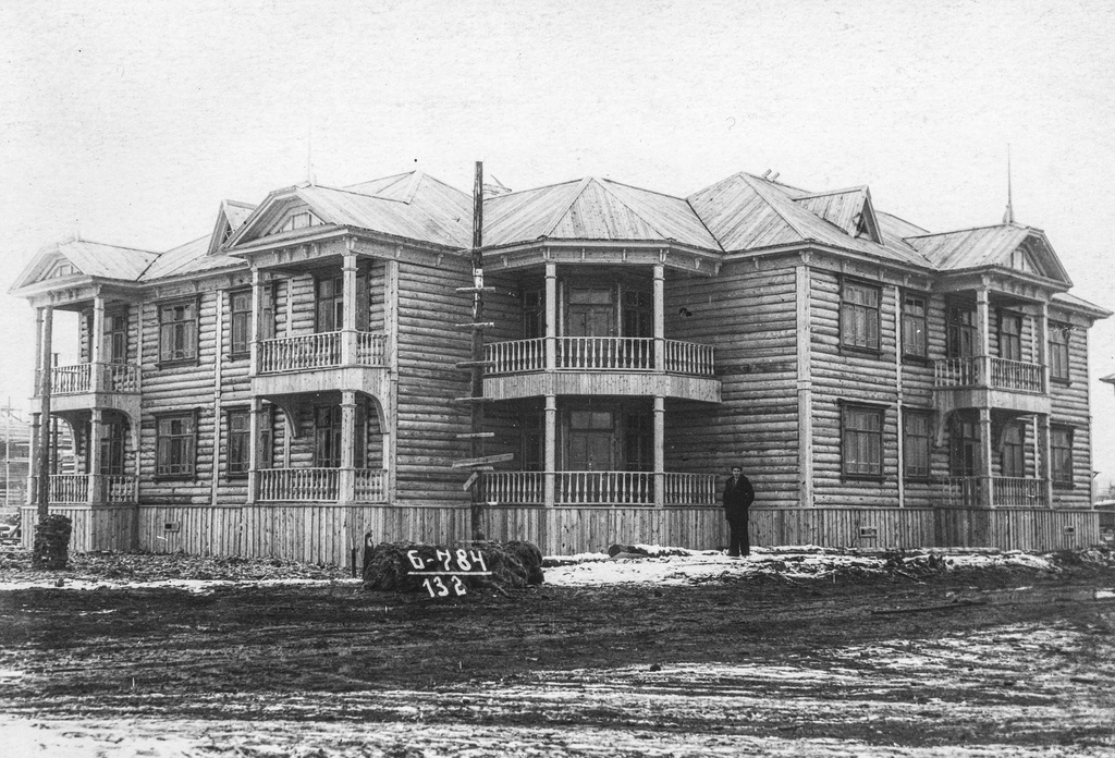 Восьмиквартирный дом на 4 участке, 4 апреля 1939, Архангельская обл., г. Молотовск. Двухэтажные дома к западу от улицы Пионерской начали строить в 1939 году скоростным методом. Метод предполагал не только сокращение сроков строительства, но и появление декоративных элементов и общее улучшение внешнего вида, отделки и внутренней планировки домов. В каждой квартире появились балконы. Каждую комнату 2-3 комнатной коммунальной квартиры заселяла отдельная семья. В одном из таких домов с большими балконами-верандами в угловой части получил комнату инженер завода № 402 Савва Михайлович Пикуль, отец будущего писателя Валентина Пикуля.Город Молотовск в 1957 году переименован в Северодвинск. 