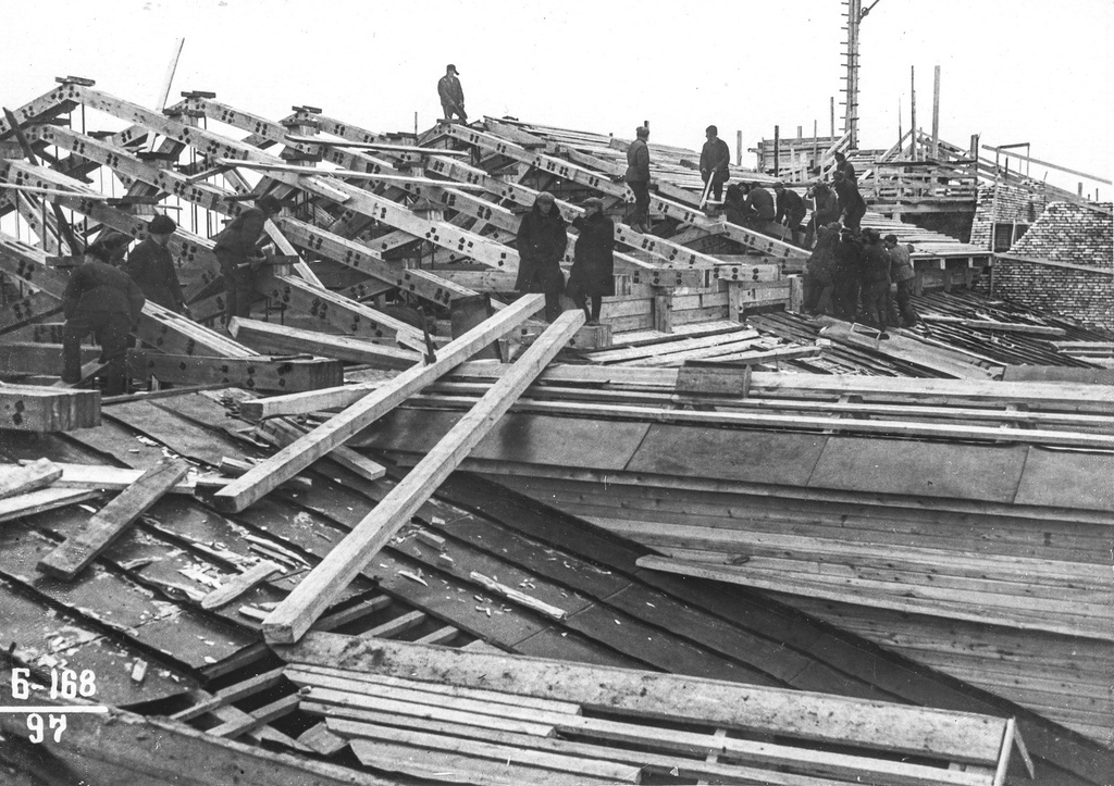 Строительство нового театра, 13 апреля 1938, Архангельская обл., пос. Судострой. Каждый шаг строительства нового театра фотофиксировался. Здесь бригада рабочих возводит стропильную систему крыши театра. Здание будет закончено через 12 дней – 25 апреля.Рабочий поселок Судострой в 1938 году получил статус города и название Молотовск. В 1957 году переименован в Северодвинск. 