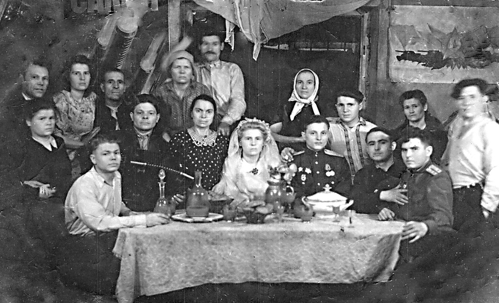 Послевоенная свадьба, 1948 - 1950, Калининградская обл., г. Гусев. В послевоенные годы новая область заселялась переселенцами. Создавались  семьи. Налаживалась мирная жизнь.