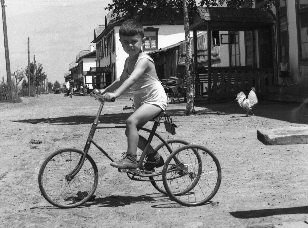 «Первый байк», 13 августа 1960, г. Хабаровск. Выставки&nbsp;«На "педальном коне"», «Россия целиком» и&nbsp;видео «Я буду долго гнать велосипед» с этой фотографией. 