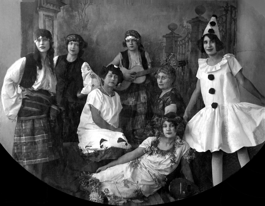 Труппа домашнего театра, 17 сентября 1926, Азербайджанская ССР, г. Геокчай. Выставка «Из частных коллекций» с этой фотографией.