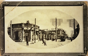 Аптека Алхазова и Гоциридзе, позднее Гавшона в Баку, 1900 - 1917, Бакинская губ., г. Баку. Аптека находилась на месте кинотеатра «Низами» на углу Большой Морской и Телефонной, ныне улицы Бюльбюля и улицы имени 28 мая. Конка сворачивает с Телефонной на Б. Морскую.Из коллекции бакинского архитектора Мирона Рувимовича Либермана.Выставка «Аптеки ХХ века» с этой фотографией.