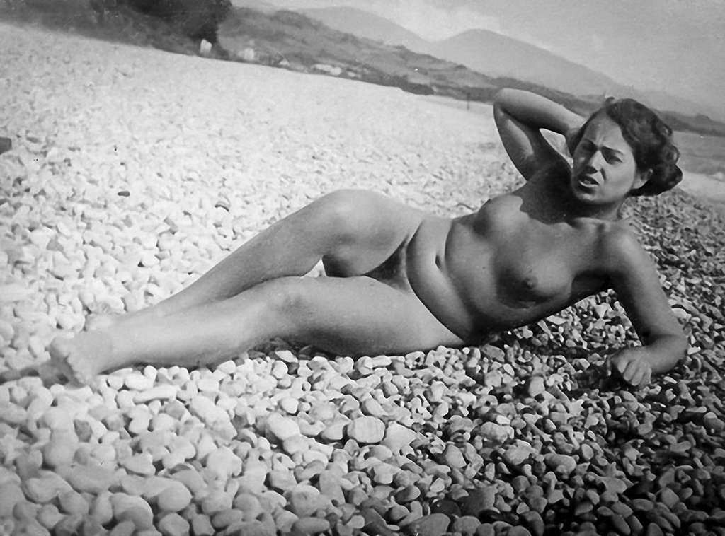 Жена фотографа Наталья на пляже, июнь - август 1931, Крымская АССР. Выставка «Нудизм в СССР» с этим снимком.