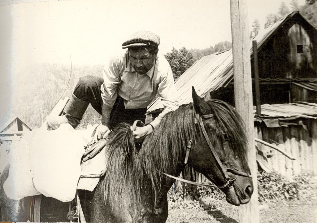 Шорец садится на коня, 1990 год, Кемеровская обл., Таштагольский р-н. Выставка «Большой мир малого народа» с этой фотографией.&nbsp;