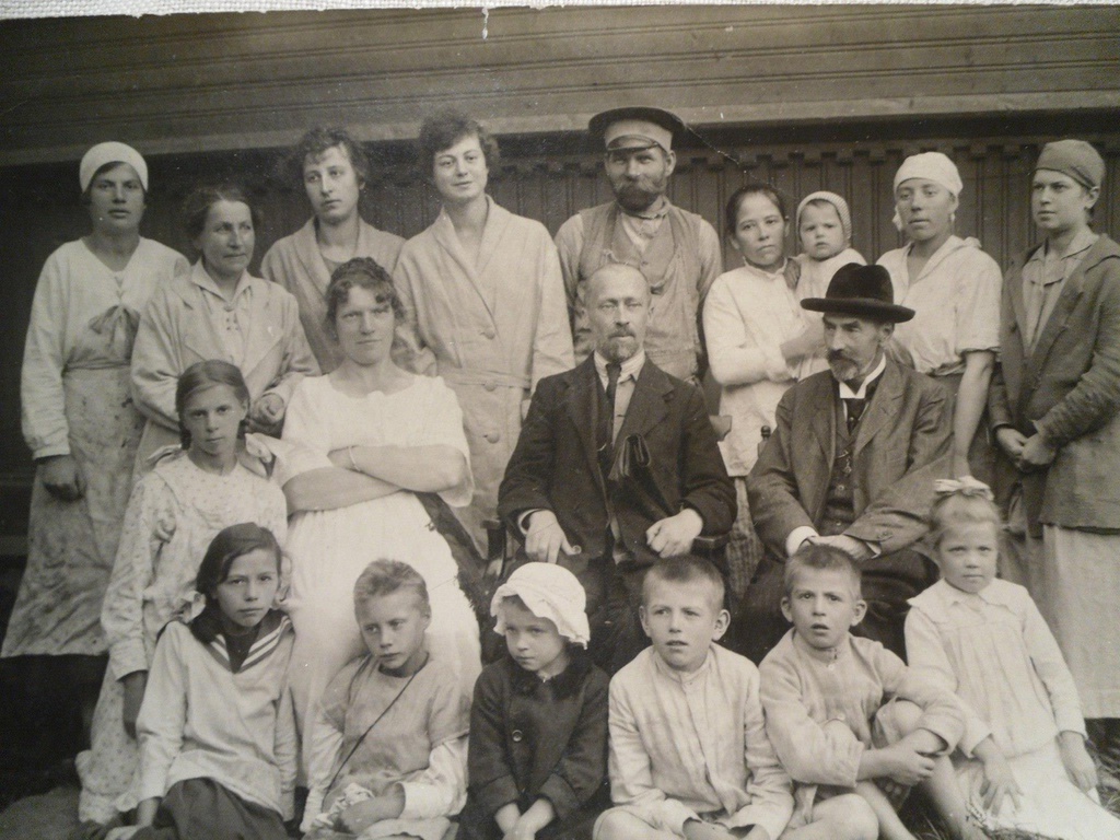Дошкольное образование двадцатых годов СССР, 1919 - 1920, г. Санкт-Петербург. Группа детей и взрослых где-то под Петроградом. Гатчина или Павловск приблизительно. В левом нижнем углу моя бабушка Варя Сум (с короткими волосами после болезни, 1915 года рождения) и ее сестра Лена Сум (немного старше, сидит рядом со своей мамой). Сложила руки женщина — моя прабабушка Сум Нина Александровна. Остальных не знаю. Я уже размещала эти фотографии в интернете, пока еще ни разу никто не отозвался. Но я не теряю надежды.