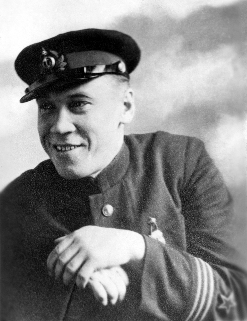 Моряк-радист Михаил Маркин, 1 сентября 1945 - 1 октября 1945, Дальний Восток. Серия фотографий для журнала Огонек. Опубликована в декабре 1947 года: «Зимой сорокового года Маркин в цепи краснофлотского лыжного десанта штурмовал финский броненосец, вмерзший в льды залива, прорываясь вперед через заградительный огонь тяжелой карабельной артиллерии. Осенью сорок первого года он защищал Ленинград, а затем оказался на другом краю нашей земли – на Тихом океане. Старшина-радист Маркин снова в десанте – высаживался на Курильские острова под огнем врагов, и закончил свой военный путь в Порт-Артуре».