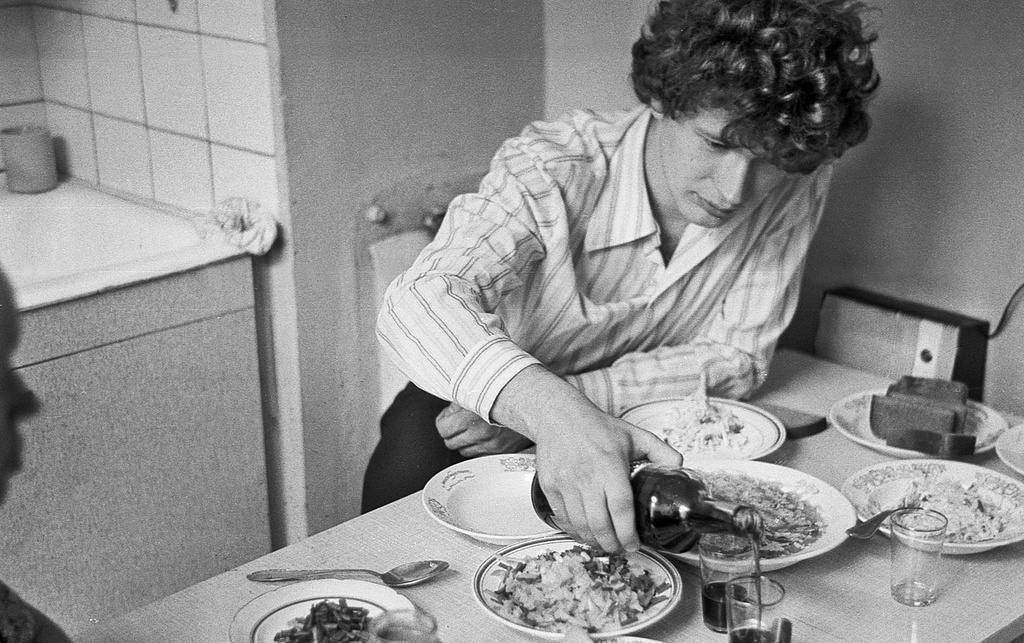 «Скромный стол на 23 февраля», 22 - 28 февраля 1981, г. Москва. Выставки&nbsp;«Без фильтров–3. Любительская фотография 80-х», «Разговоры на кухне» с этой фотографией.