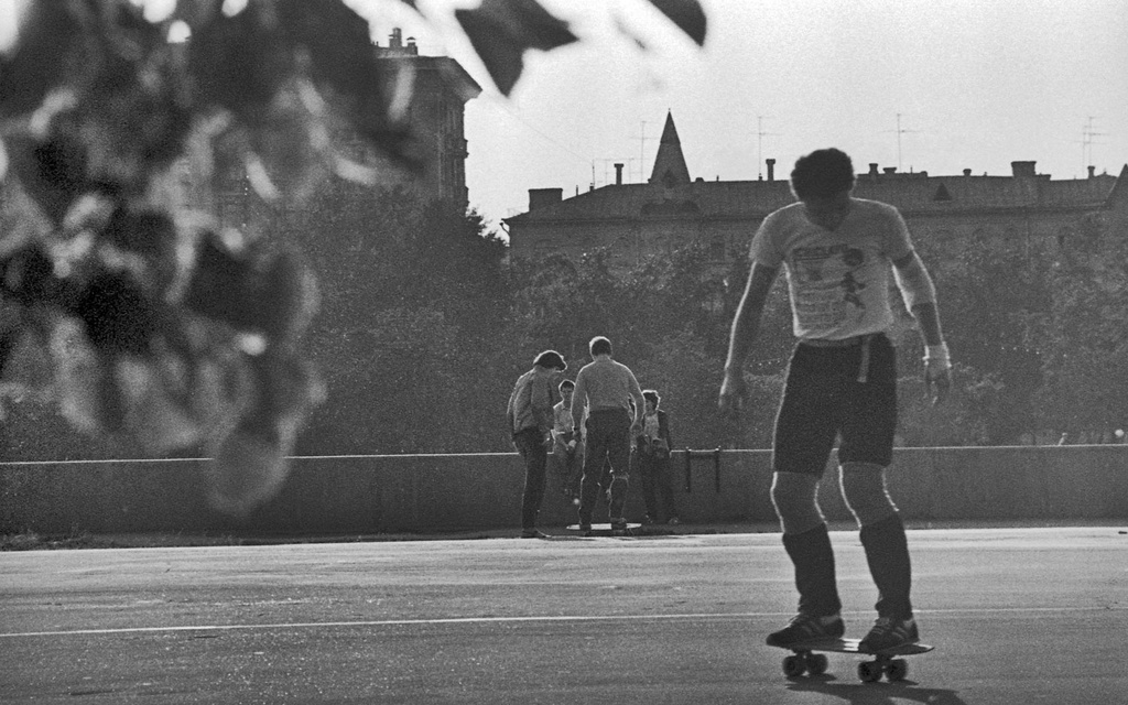 На набережной, 5 июня 1983, г. Москва. Выставка «Без фильтров–3. Любительская фотография 80-х» с этой фотографией.