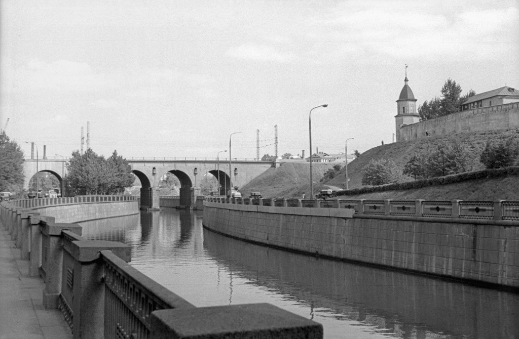 Река Яуза и Андроников виадук, май - июнь 1967, г. Москва. Выставка «Мосты Москвы» с этой фотографией.&nbsp;