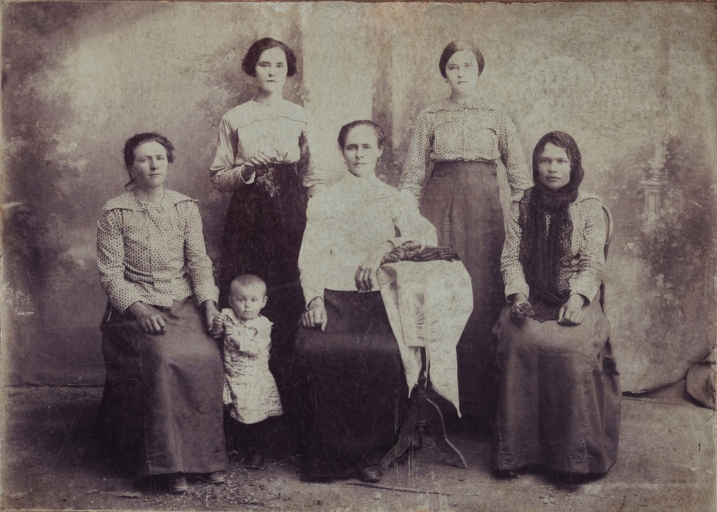 Кубанские казачки семья Шамшура, апрель - октябрь 1915, Кубанская обл., станица Должанская. В центре сидит Надежда Игнатьевна Панченко (в девичестве Шамшура) (годы жизни:&nbsp;1877–1950-е).&nbsp;Слева стоит Прасковья Игнатьевна Шамшура (1894 года рождения), справа – Татьяна Игнатьевна Шамшура (годы жизни:&nbsp;1897–1967).&nbsp;Слева сидит жена Константина Игнатьевича Шамшуры – Марфа Исаевна Шамшура (в девичестве Мороз) (годы жизни:&nbsp;1888-1919), рядом ее дочь Анастасия Константиновна Шамшура (годы жизни:&nbsp;1914-1999).&nbsp;Справа сидит жена Иосифа Игнатьевича Шамшуры – Ирина Семеновна Шамшура (годы жизни:&nbsp;1890–1967).