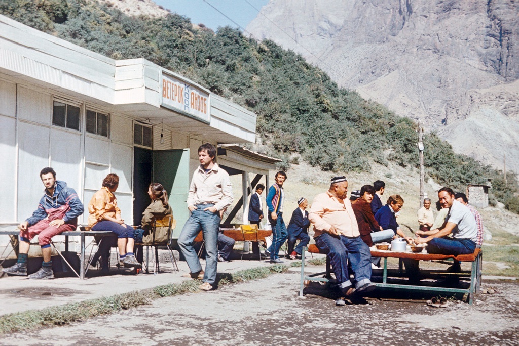 Кооперативное кафе «Ветерок-Анзоб», 3 - 24 сентября 1986, Таджикская ССР. На пути к Анзобскому перевалу.Выставка «Яркие восьмидесятые: СССР на пороге перемен» с этой фотографией.&nbsp;