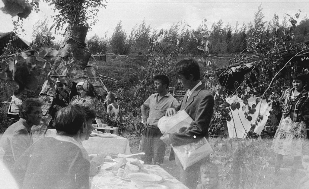 На шорской свадьбе, 1985 год, Кемеровская обл., Таштагольский р-н. Выставка «Большой мир малого народа: свадебный обряд» с этой фотографией.