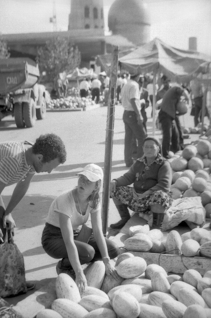 «Любая дыня лучше», 3 - 24 сентября 1986, г. Самарканд. Выставка «Арбуз или дыня?» с этой фотографией.