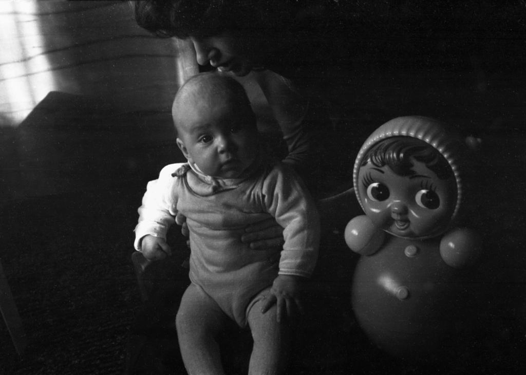 Аня Карлова с куклой, 6 - 7 ноября 1984, Белорусская ССР, г. Минск. Выставка «Сто лет с самыми маленькими» с этой фотографией.