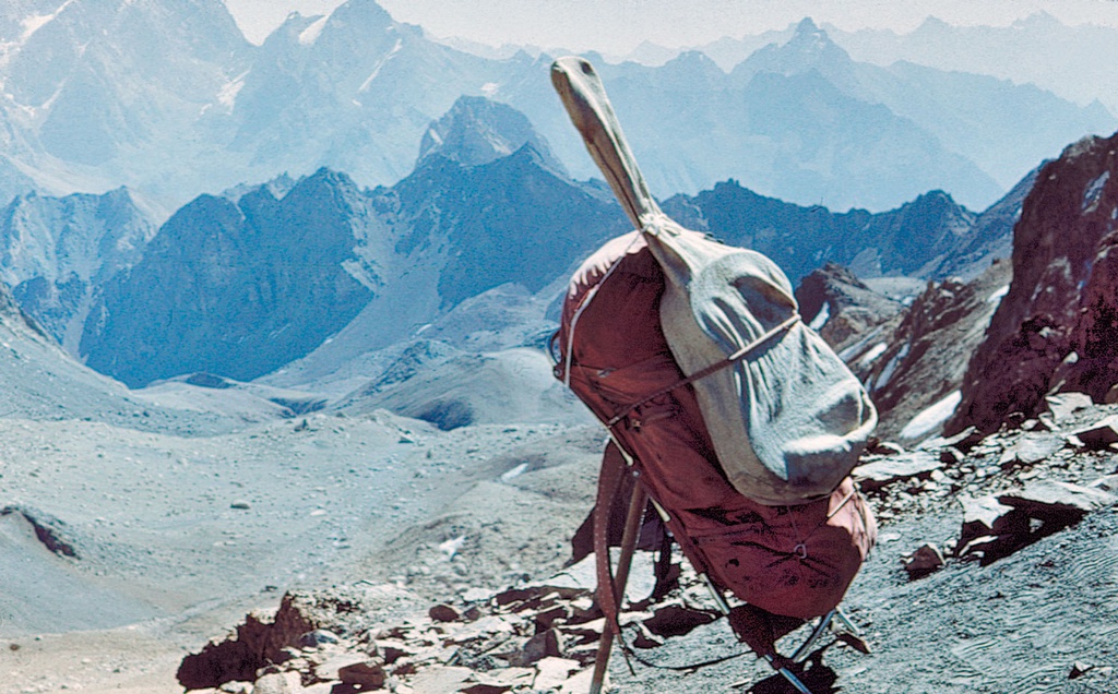 Снаряжение туриста в горах, 3 - 24 сентября 1986, Таджикская ССР. Поход по перевалам в Фанских горах.Выставки&nbsp;«В горах»,&nbsp;«Изгиб гитары желтой...»&nbsp;и видео «Горы» с этой фотографией. 