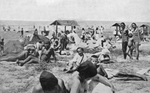Советские граждане загорают обнаженными в Анапе, 26 июля 1928, г. Анапа. Выставка «Про зонты» с этой фотографией.