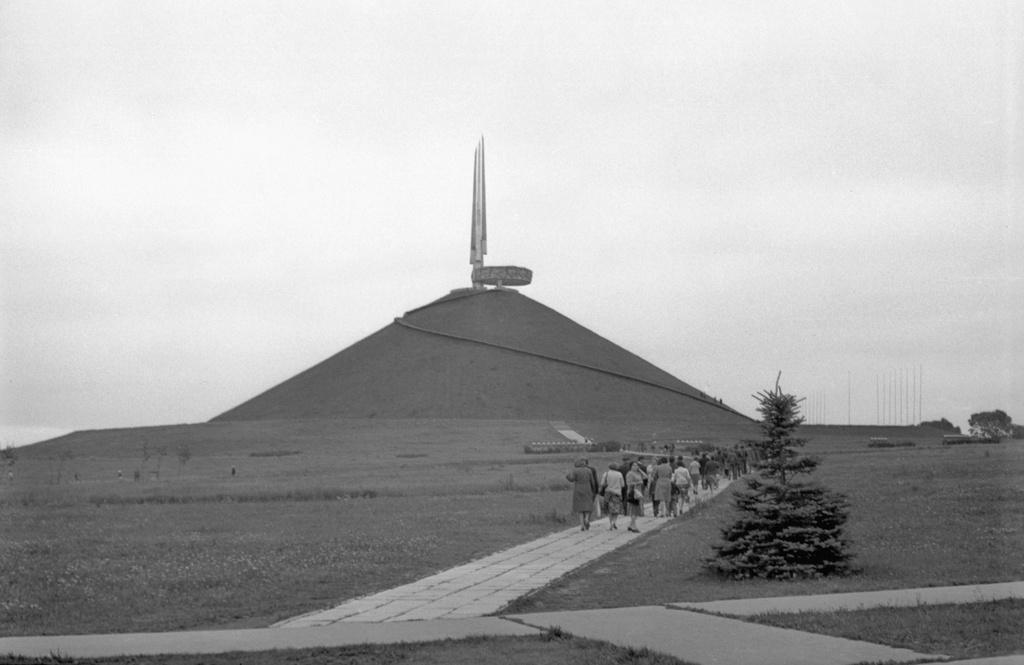 Курган Славы мемориального комплекса Хатынь, 1 - 30 августа 1981, Беларусская ССР, Минская обл., Логойский р-н