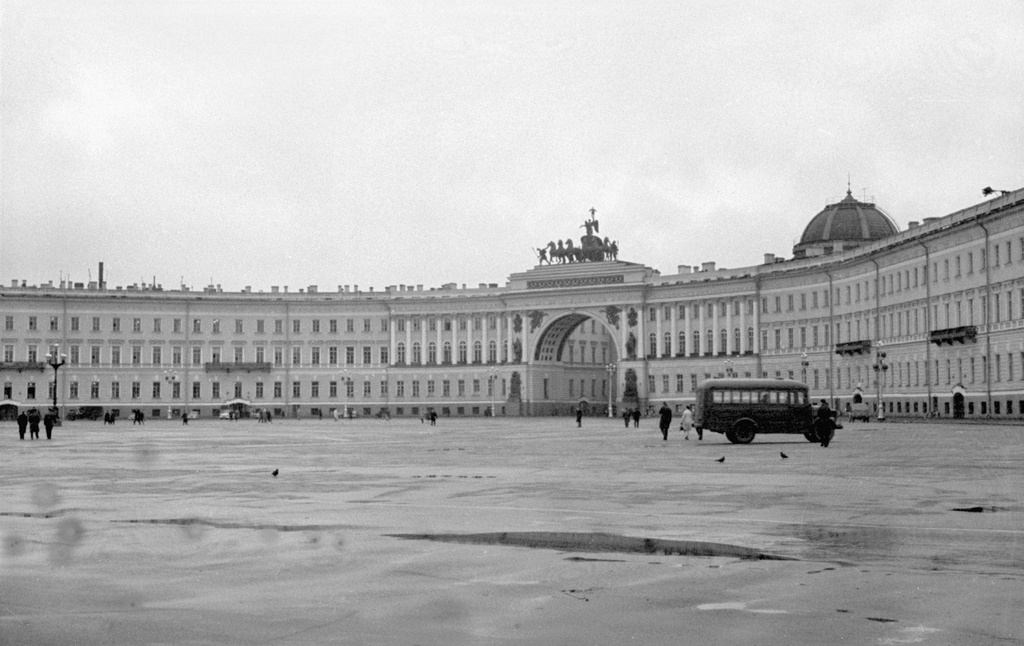 Дворцовая площадь Ленинграда в дождливый день, май - сентябрь 1968, г. Ленинград. Выставка «Теперь здесь музей!» с этой фотографией.