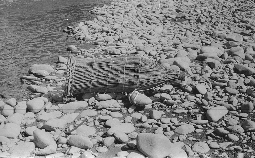 Рыбные снасти на реке Мрассу, 1985 год, Кемеровская обл., Таштагольский р-н. Выставка «Традиционные занятия шорцев» с этой фотографией.
