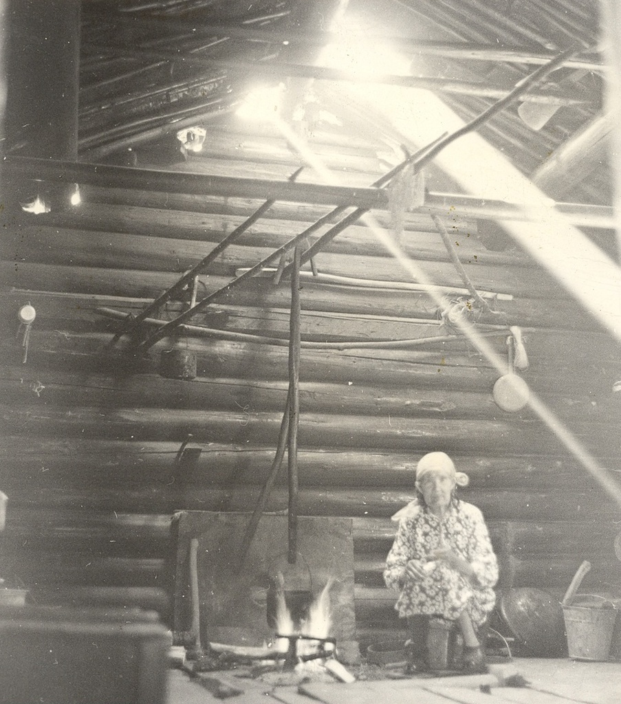 Внутренний интерьер Сенека, 1984 год, Кемеровская обл., Таштагольский р-н, пос. Ближний Кезек. Выставка «Традиционные занятия шорцев» с этой фотографией.