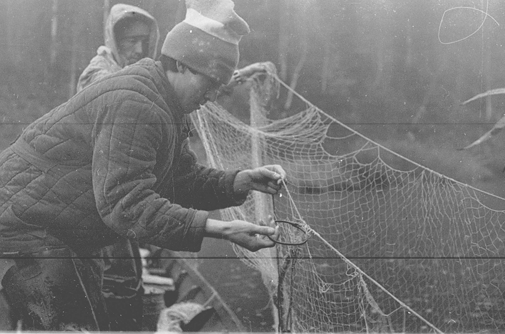 На рыбалке, 1982 год, Кемеровская обл., Таштагольский р-н, пос. Усть-Анзас. Выставка «Традиционные занятия шорцев» с этой фотографией.
