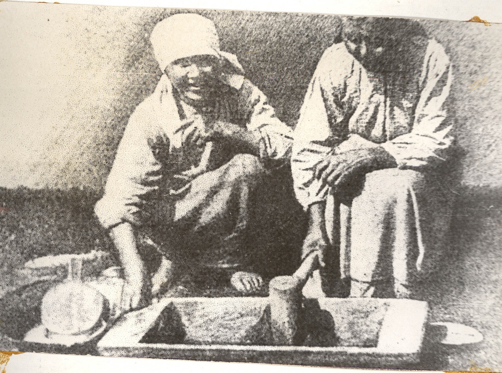Две шорки изготавливают глиняную посуду, 1900 - 1919, Кемеровская обл., Таштагольский р-н. Выставка «Традиционные занятия шорцев» с этой фотографией.