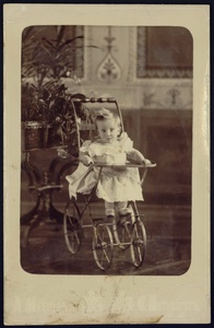 Младший сын князей Юсуповых Феликс в коляске, март 1888, г. Санкт-Петербург. Съемка сделана в интерьере Музыкальной гостиной Юсуповского дворца на Мойке.Выставка «Детство князя Юсупова: умалишенная няня, заплесневелые конфеты и гора в подарок» с этой фотографией.&nbsp;