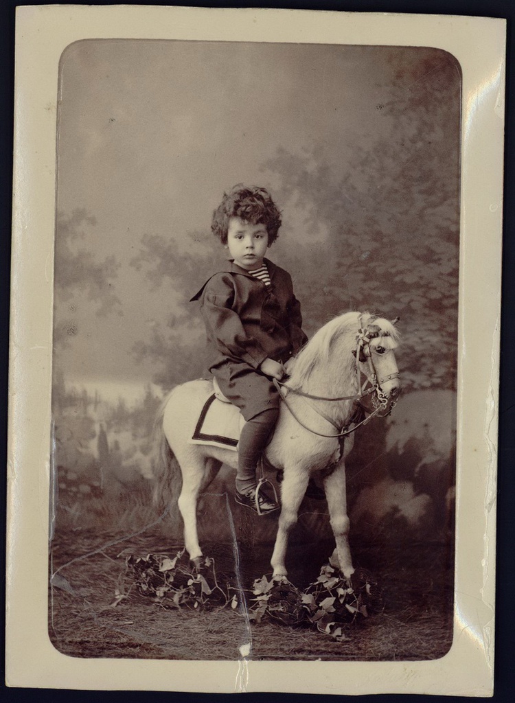 Старший сын князей Юсуповых Николай, 1884 - 1886. Студийная съемка с лошадкой.Видео «Агния Барто» и выставка «Я люблю свою лошадку...» с этой фотографией.