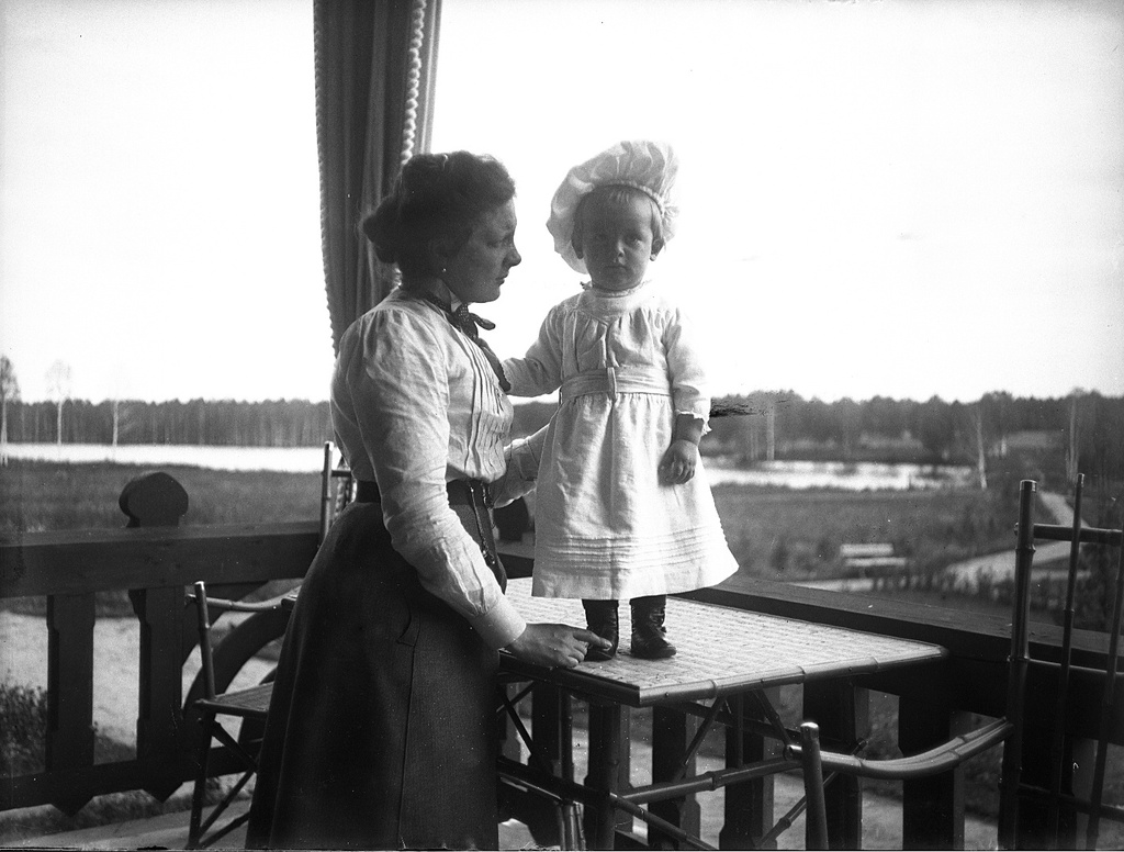 Мария Васильевна Вострякова (урожденная Малютина) с сыном Вадимом, 1898 - 1900. Выставка «Сыновья» с этой фотографией.