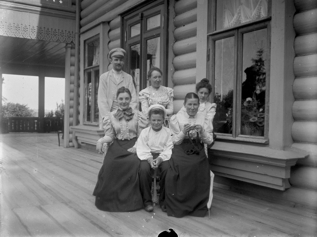Мария Васильевна Вострякова (урожденная Малютина) с родными (?) на террасе дома, 1897 - 1900. Мария Вострякова крайняя справа.