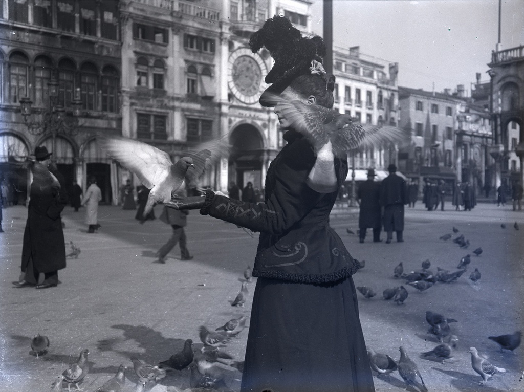 Свадебное путешествие Бориса Дмитриевича и Марии Васильевны Востряковых, 1898 год, Италия, г. Венеция. Мария Васильевна Вострякова (урожденная Малютина) на площади Св. Марка в Венеции.