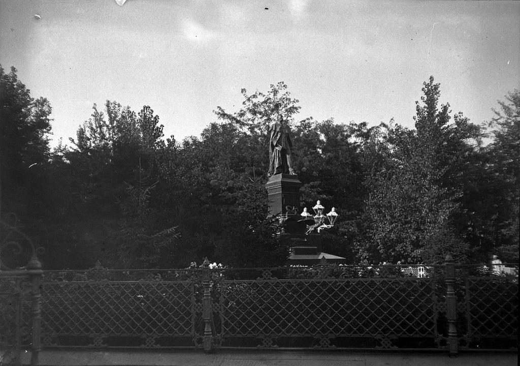 Памятник Императору Александру II в губернаторском саду, 6 июля 1898, г. Астрахань. Памятник установлен в 1884 году. Скульптор – Александр Опекушин.