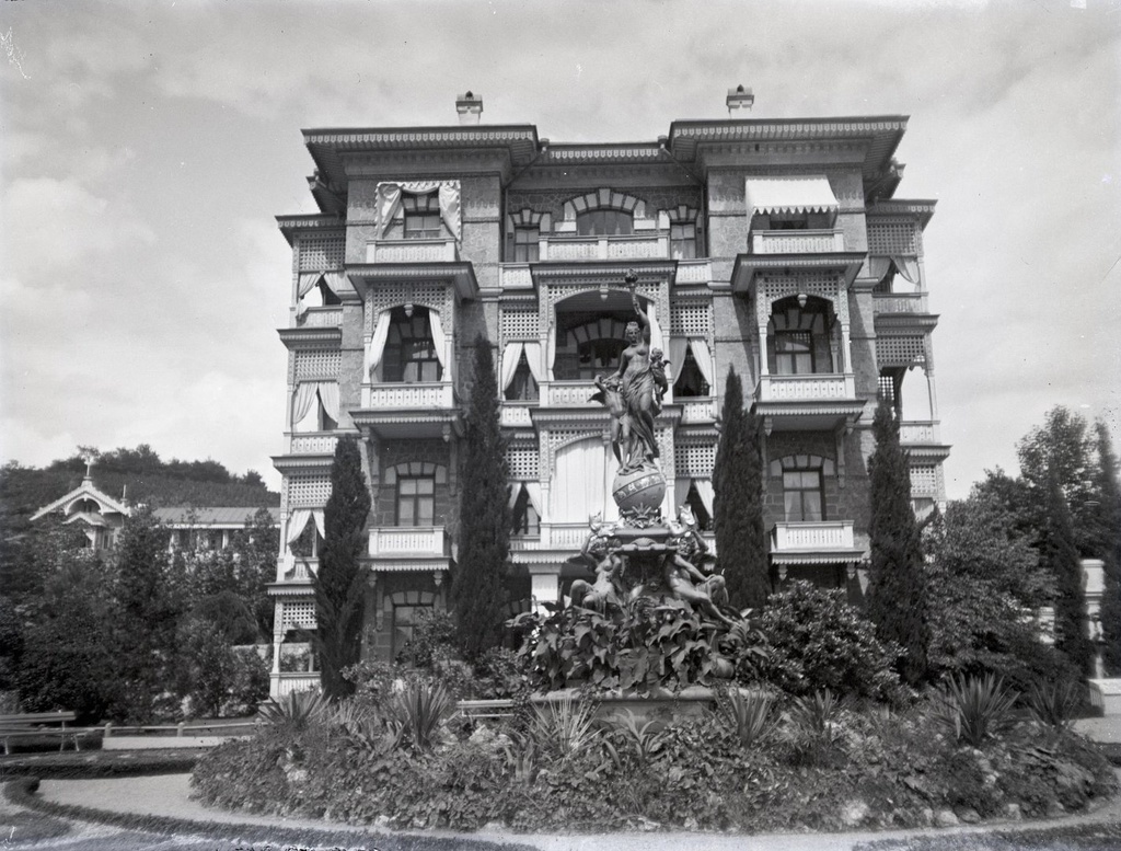 Гурзуфский парк, 1897 год, Крым, пос. Гурзуф. Выставка «Архив доктора Живаго. Крым» с этой фотографией.