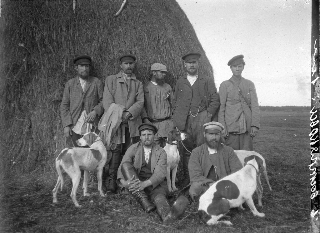 Егеря с собаками на фоне стога сена, 1897 год. Выставка «На сеновал!» с этой фотографией.